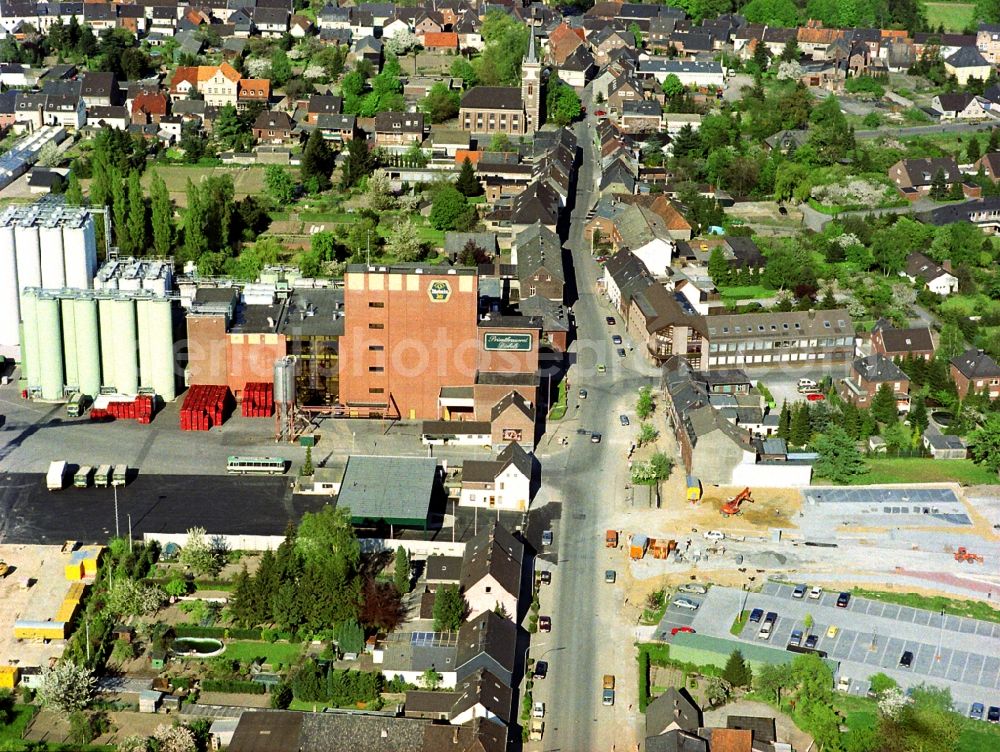 Issum from the bird's eye view: Building and production halls on the premises of the brewery Brauerei Diebels GmbH & Co. KG in Issum in the state North Rhine-Westphalia