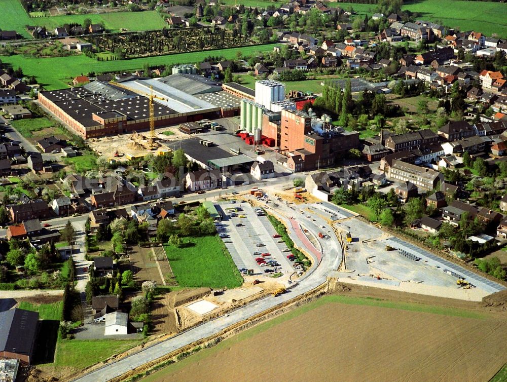 Aerial photograph Issum - Building and production halls on the premises of the brewery Brauerei Diebels GmbH & Co. KG in Issum in the state North Rhine-Westphalia