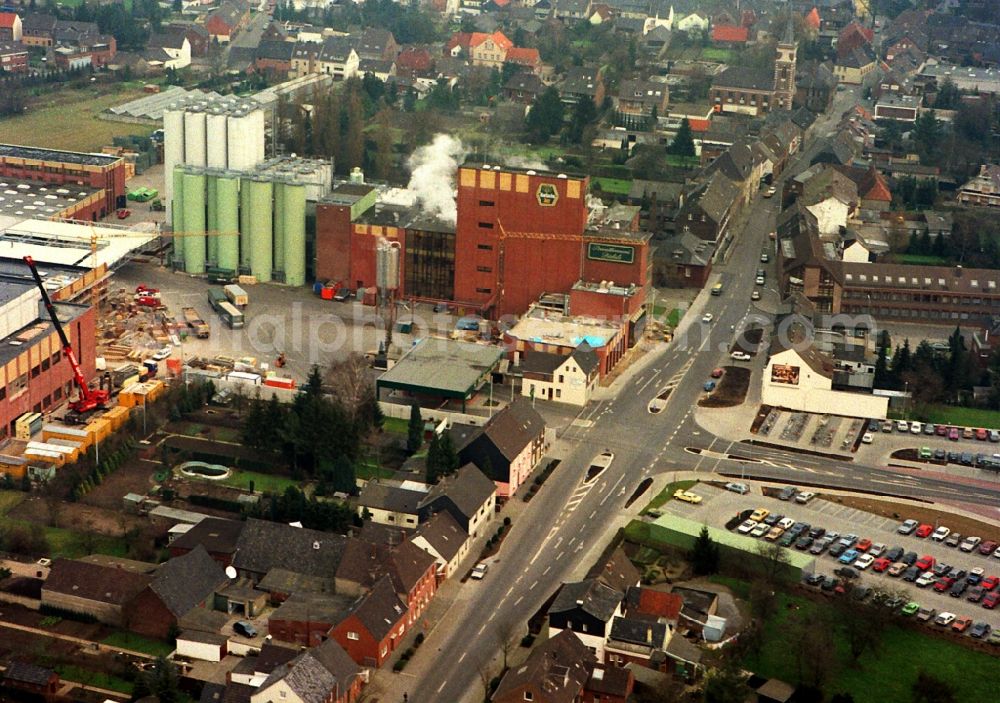 Aerial photograph Issum - Building and production halls on the premises of the brewery Brauerei Diebels GmbH & Co. KG in Issum in the state North Rhine-Westphalia