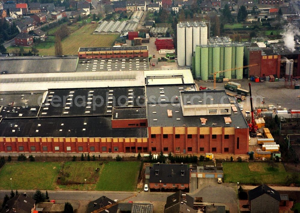 Issum from above - Building and production halls on the premises of the brewery Brauerei Diebels GmbH & Co. KG in Issum in the state North Rhine-Westphalia