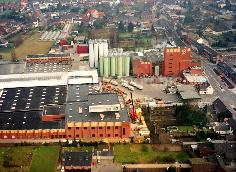 Aerial photograph Issum - Building and production halls on the premises of the brewery Brauerei Diebels GmbH & Co. KG in Issum in the state North Rhine-Westphalia