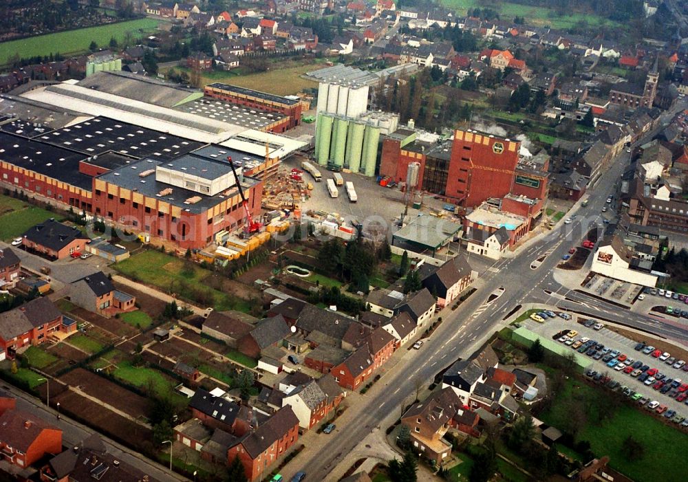 Issum from the bird's eye view: Building and production halls on the premises of the brewery Brauerei Diebels GmbH & Co. KG in Issum in the state North Rhine-Westphalia