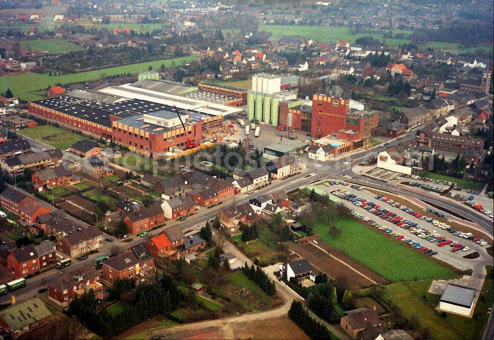 Aerial image Issum - Building and production halls on the premises of the brewery Brauerei Diebels GmbH & Co. KG in Issum in the state North Rhine-Westphalia