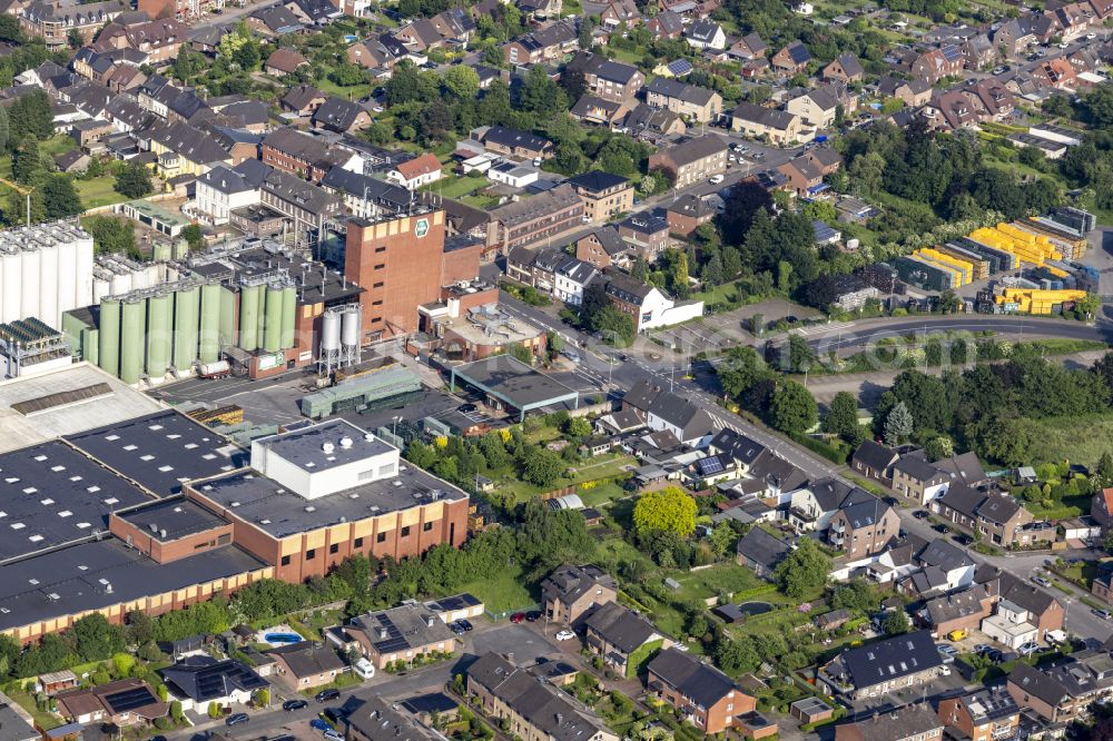 Aerial photograph Issum - Building and production halls on the premises of the brewery Brauerei Diebels GmbH & Co. KG in Issum in the state North Rhine-Westphalia