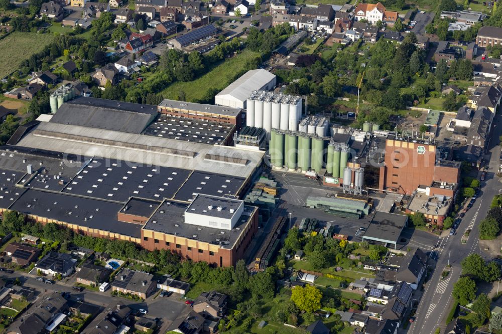 Issum from the bird's eye view: Building and production halls on the premises of the brewery Brauerei Diebels GmbH & Co. KG in Issum in the state North Rhine-Westphalia