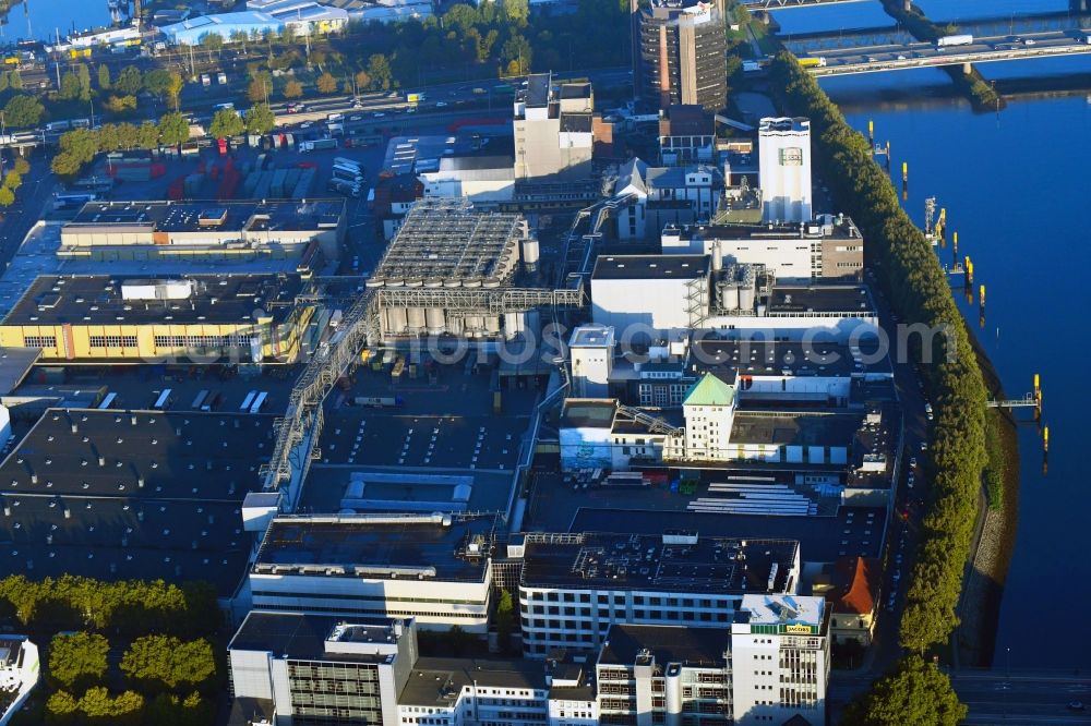 Aerial image Bremen - Building and production halls on the premises of the brewery of Brauerei Beck GmbH&Co.KG Am Deich in the district Neustadt in Bremen, Germany