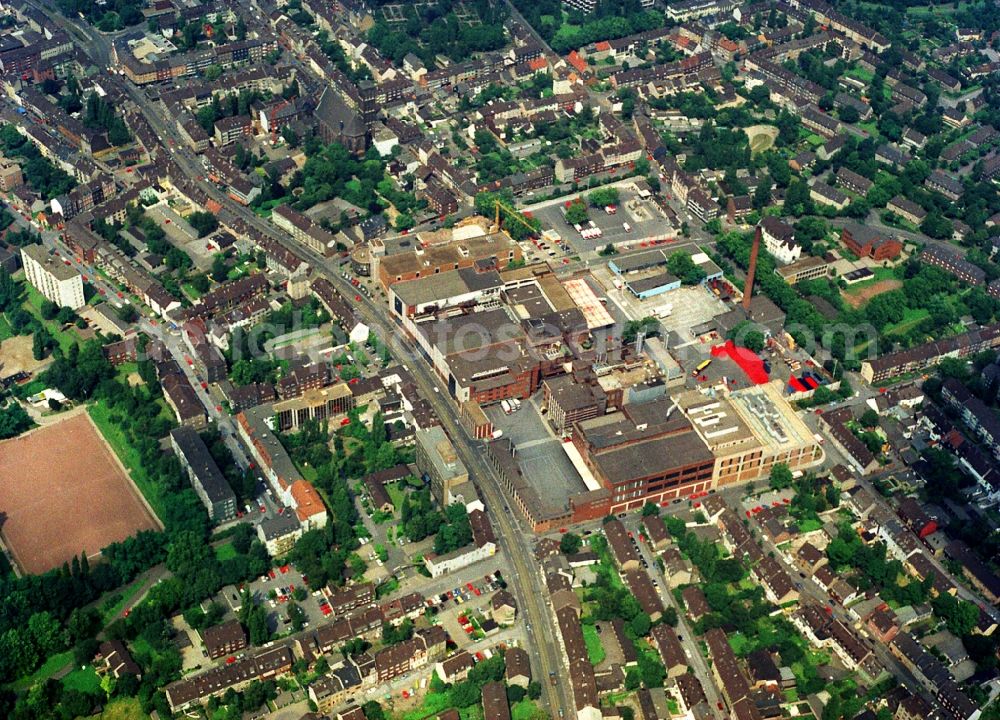 Duisburg from the bird's eye view: Building and production halls on the premises of the brewery Koenigbrauerei on Friedrich-Ebert-Strasse in Duisburg in the state North Rhine-Westphalia