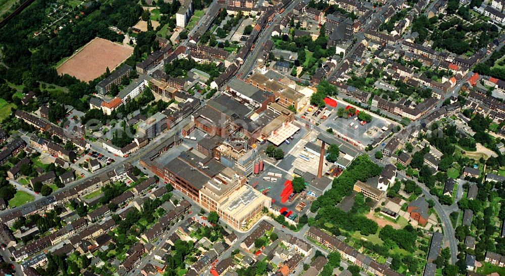 Aerial photograph Duisburg - Building and production halls on the premises of the brewery Koenigbrauerei on Friedrich-Ebert-Strasse in Duisburg in the state North Rhine-Westphalia