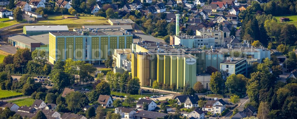 Aerial photograph Kreuztal - Building and production halls on the premises of the brewery Krombacher Brauerei on Hagener Strasse in Kreuztal in the state North Rhine-Westphalia, Germany