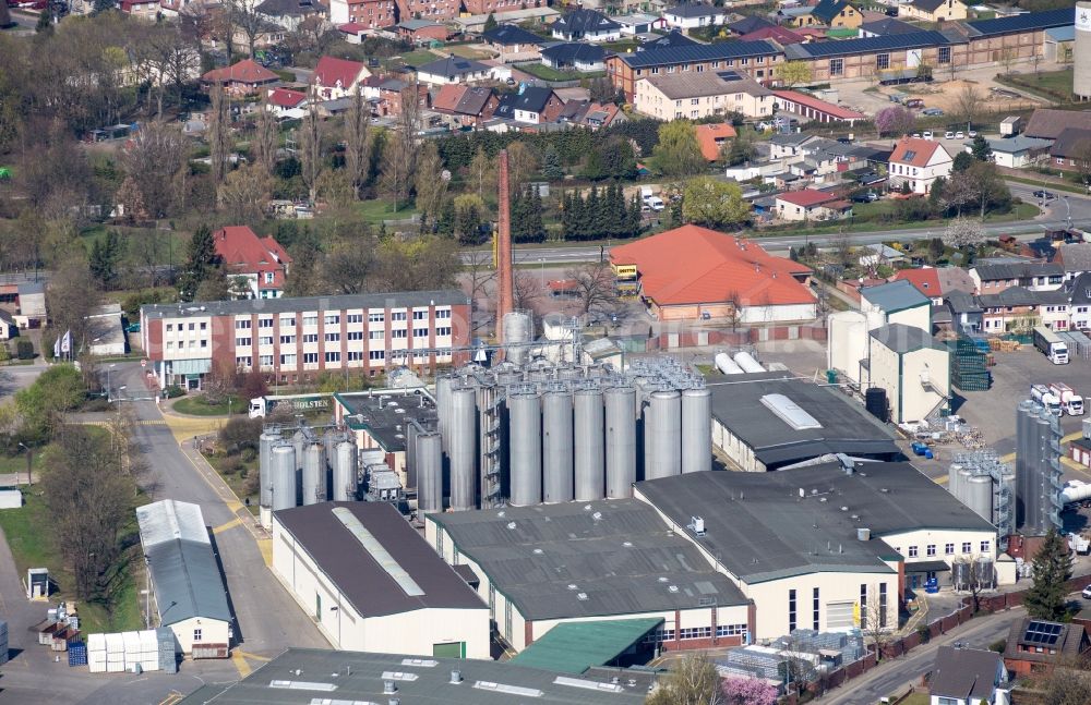 Aerial photograph Lübz - Building and production halls on the premises of the brewery Mecklenburgische Brauerei Luebz GmbH in Luebz in the state Mecklenburg - Western Pomerania, Germany