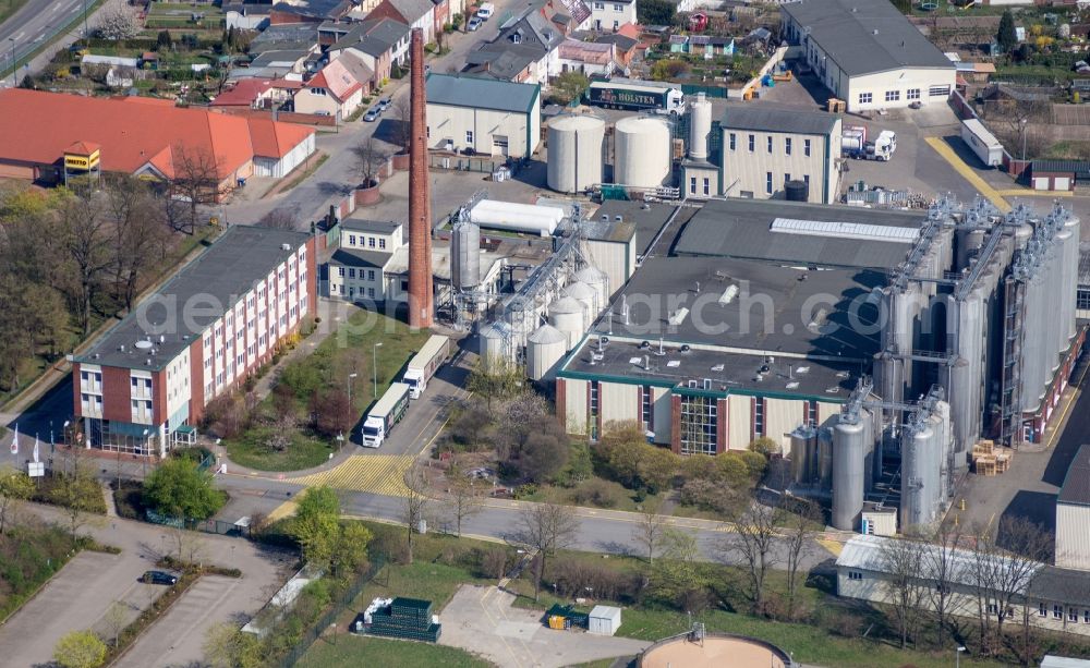 Aerial photograph Lübz - Building and production halls on the premises of the brewery Mecklenburgische Brauerei Luebz GmbH in Luebz in the state Mecklenburg - Western Pomerania, Germany