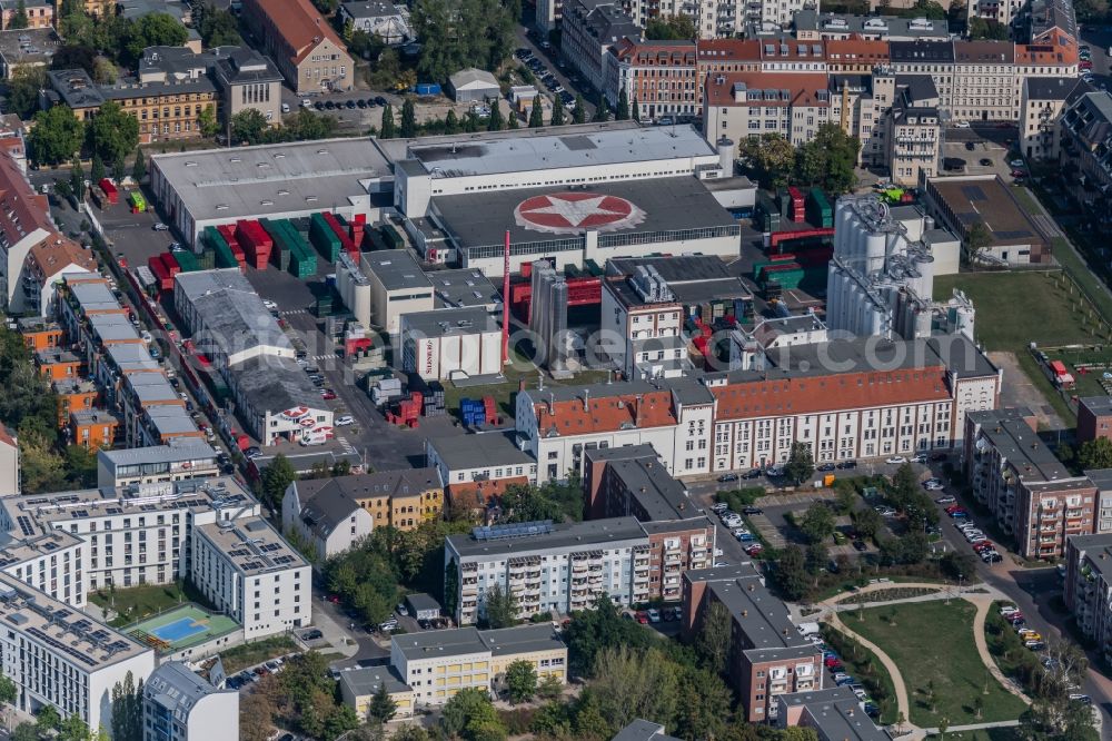 Leipzig from the bird's eye view: Building and production halls on the premises of the brewery Sternburg Brauerei on Muehlstrasse in the district Reudnitz in Leipzig in the state Saxony