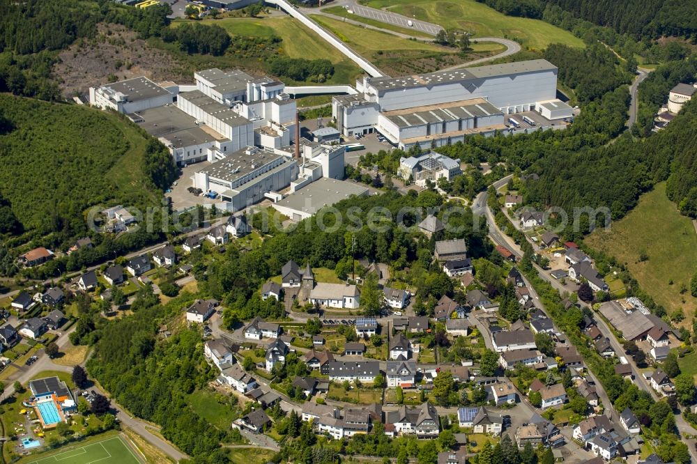 Aerial photograph Meschede - Building and production halls on the premises of the brewery Veltinsbrauerei in Meschede in the state North Rhine-Westphalia