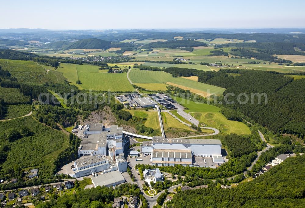 Aerial photograph Meschede - Building and production halls on the premises of the brewery Veltinsbrauerei in Meschede in the state North Rhine-Westphalia