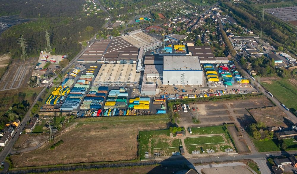 Duisburg from above - Building and production halls on the premises of the brewery Walsumer Brauhaus Urfels on Roemerstrasse in the district Walsum in Duisburg in the state North Rhine-Westphalia