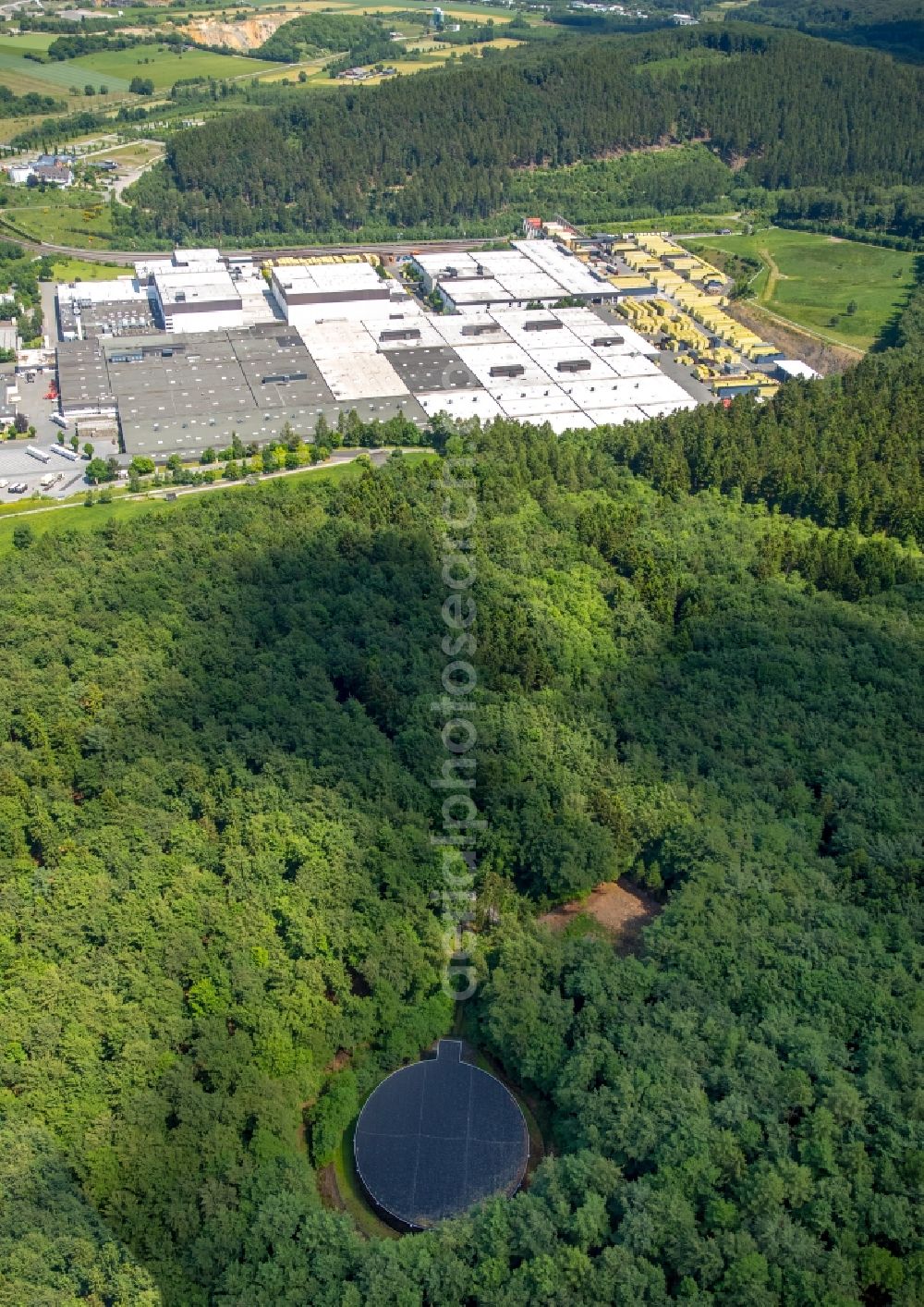 Aerial image Warstein - Building and production halls on the premises of the brewery Warsteiner Brauerei Im Waldpark in Warstein in the state North Rhine-Westphalia