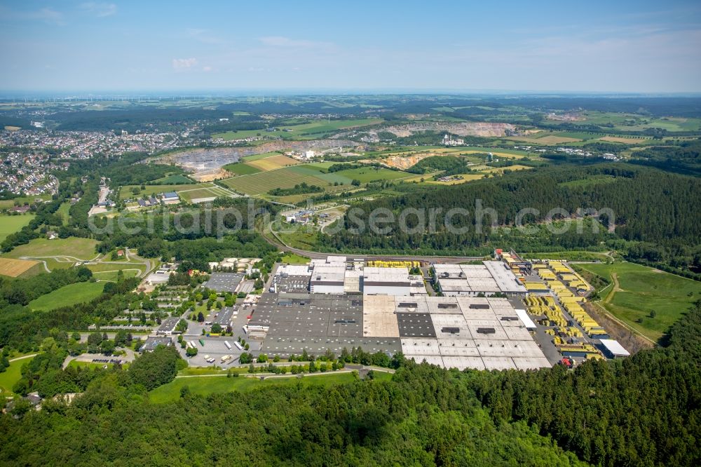 Aerial photograph Warstein - Building and production halls on the premises of the brewery Warsteiner Brauerei Im Waldpark in Warstein in the state North Rhine-Westphalia