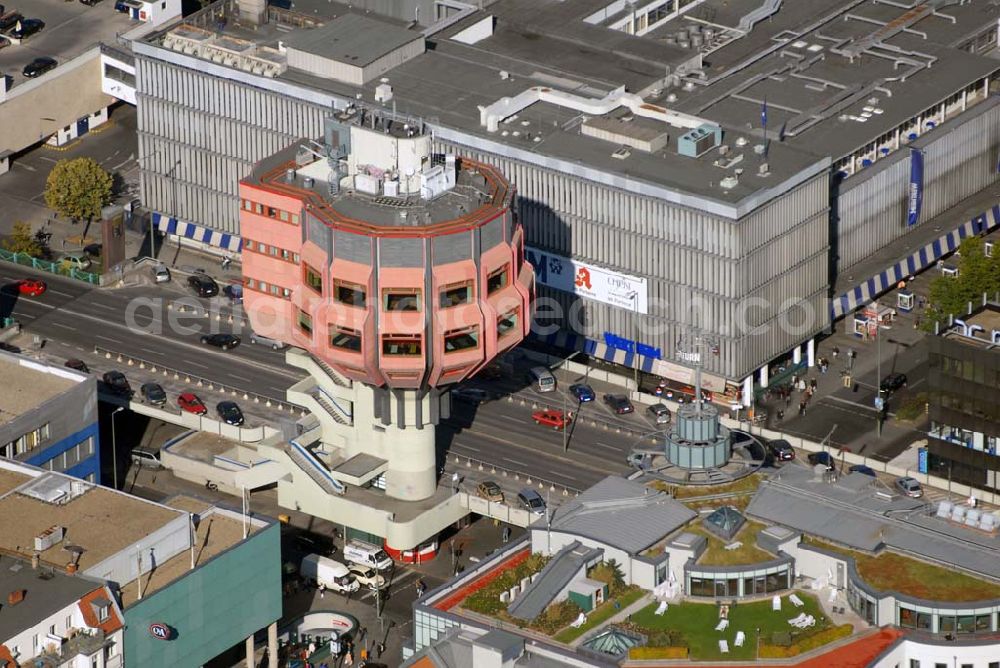 Aerial image Berlin-Steglitz - Blickk auf den Bierpinsel, ursprünglich Turmrestaurant Steglitz genannt. Das Gebäude beherbergt Restaurants, Kneipen und eine Diskothek und befindet sich an der Ecke Schloßstraße/Schildhornstraße in der Nähe des Steglitzer Kreisels. Das Bauwerk zählt zu den markanten Wahrzeichen von Steglitz - wurde jedoch am 31.3.06 geschlossen.