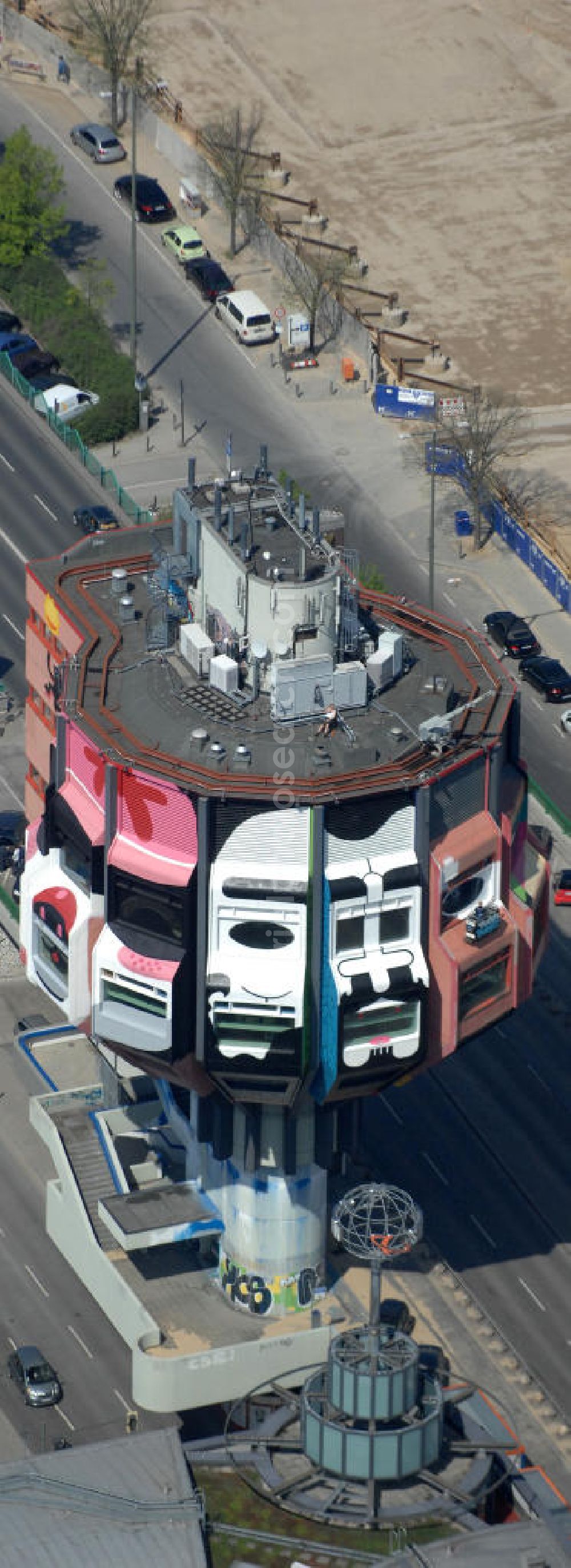 Aerial photograph Berlin - Blick auf den knapp 50 Meter hohe Bierpinsel in Berlin-Steglitz, er wurde zum internationalen Kunstobjekt. Vier Streetart-Künstler aus Frankreich, Spanien, den USA und Deutschland besprühten das Wahrzeichen aus den 70er Jahren sechs Wochen lang mit 2000 Farbdosen. Die Kunst soll auch dazu beitragen, das angestaubte Image des Stadtteils Steglitz aufzupolieren. View of the nearly 50 meters high beer - tower in Berlin-Steglitz, he became an international art. Four street artists from France, Spain, Germany and the U.S. sprayed the landmark from the 70s for six weeks with 2000 cans of paint. Art should also help polish up the dusty image of the district of Steglitz.