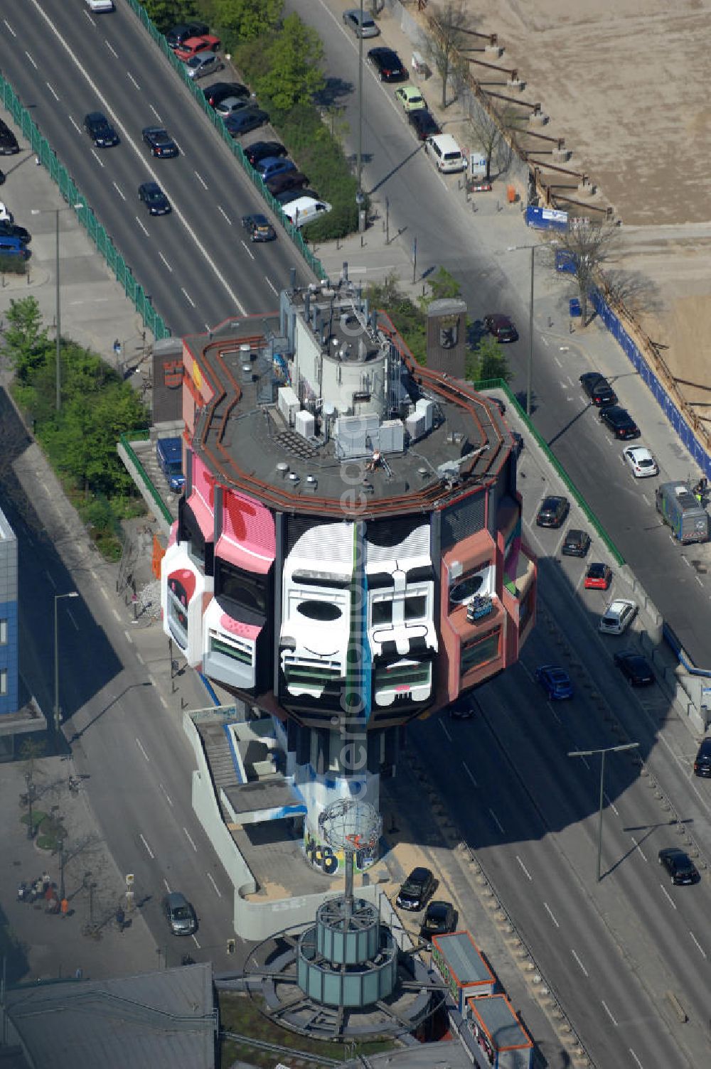 Berlin from above - Blick auf den knapp 50 Meter hohe Bierpinsel in Berlin-Steglitz, er wurde zum internationalen Kunstobjekt. Vier Streetart-Künstler aus Frankreich, Spanien, den USA und Deutschland besprühten das Wahrzeichen aus den 70er Jahren sechs Wochen lang mit 2000 Farbdosen. Die Kunst soll auch dazu beitragen, das angestaubte Image des Stadtteils Steglitz aufzupolieren. View of the nearly 50 meters high beer - tower in Berlin-Steglitz, he became an international art. Four street artists from France, Spain, Germany and the U.S. sprayed the landmark from the 70s for six weeks with 2000 cans of paint. Art should also help polish up the dusty image of the district of Steglitz.