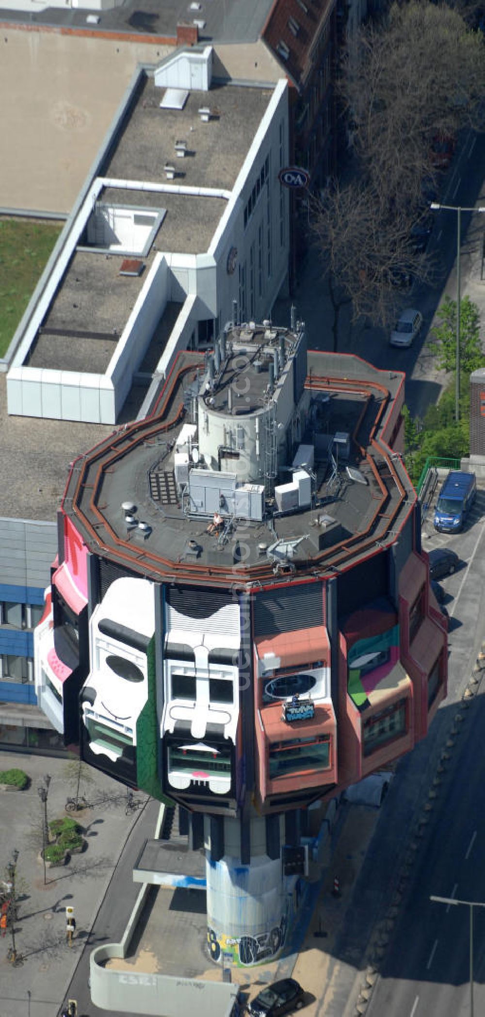 Aerial photograph Berlin - Blick auf den knapp 50 Meter hohe Bierpinsel in Berlin-Steglitz, er wurde zum internationalen Kunstobjekt. Vier Streetart-Künstler aus Frankreich, Spanien, den USA und Deutschland besprühten das Wahrzeichen aus den 70er Jahren sechs Wochen lang mit 2000 Farbdosen. Die Kunst soll auch dazu beitragen, das angestaubte Image des Stadtteils Steglitz aufzupolieren. View of the nearly 50 meters high beer - tower in Berlin-Steglitz, he became an international art. Four street artists from France, Spain, Germany and the U.S. sprayed the landmark from the 70s for six weeks with 2000 cans of paint. Art should also help polish up the dusty image of the district of Steglitz.