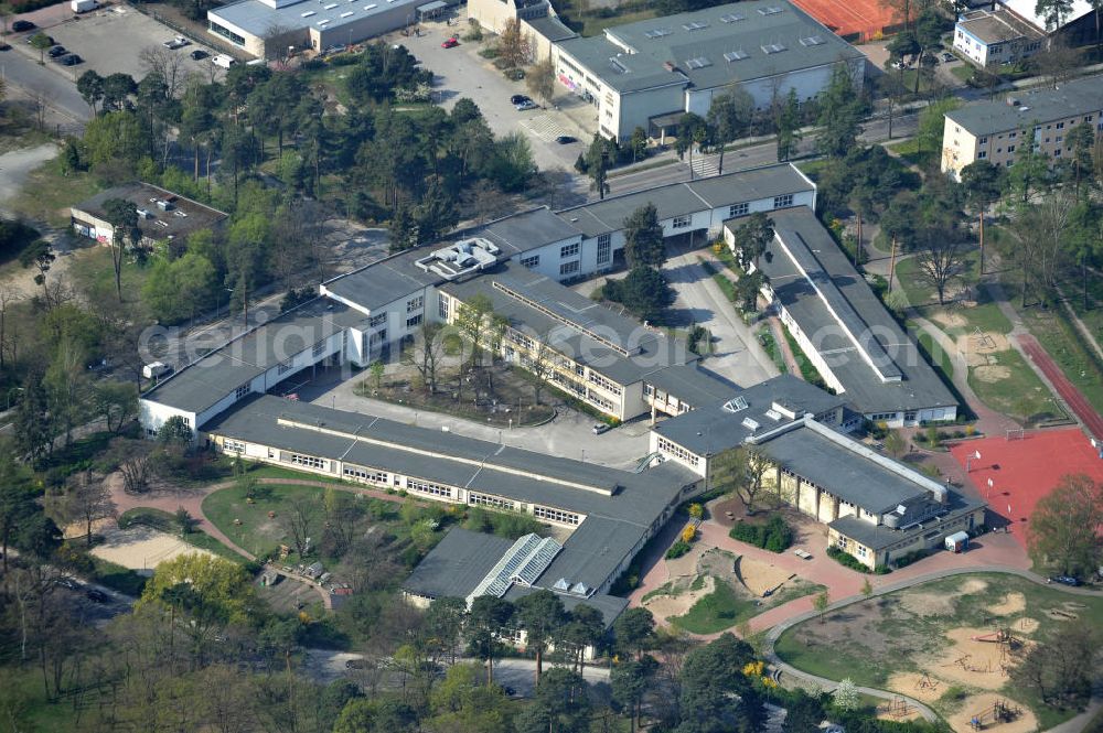 Aerial photograph Berlin - Die Biesalski Schule Berlin Dahlem vereint eine Grundschule, Sekundarschule und eine Berufsschule in sich. Schwerpunkt der Förderschule ist es körperlich behinderten Menschen und Menschen mit Lernschwäche Kompetenzen zu vermitteln und ihnen einen Einstieg ins Berufsleben zu ermöglich. The Biesalski School in Dahlem is a combination of primary school, secondary school and vocational school. It is meant to help physically disabled people and people who have a learning disability to earn qualifications and help them to graduate from school.