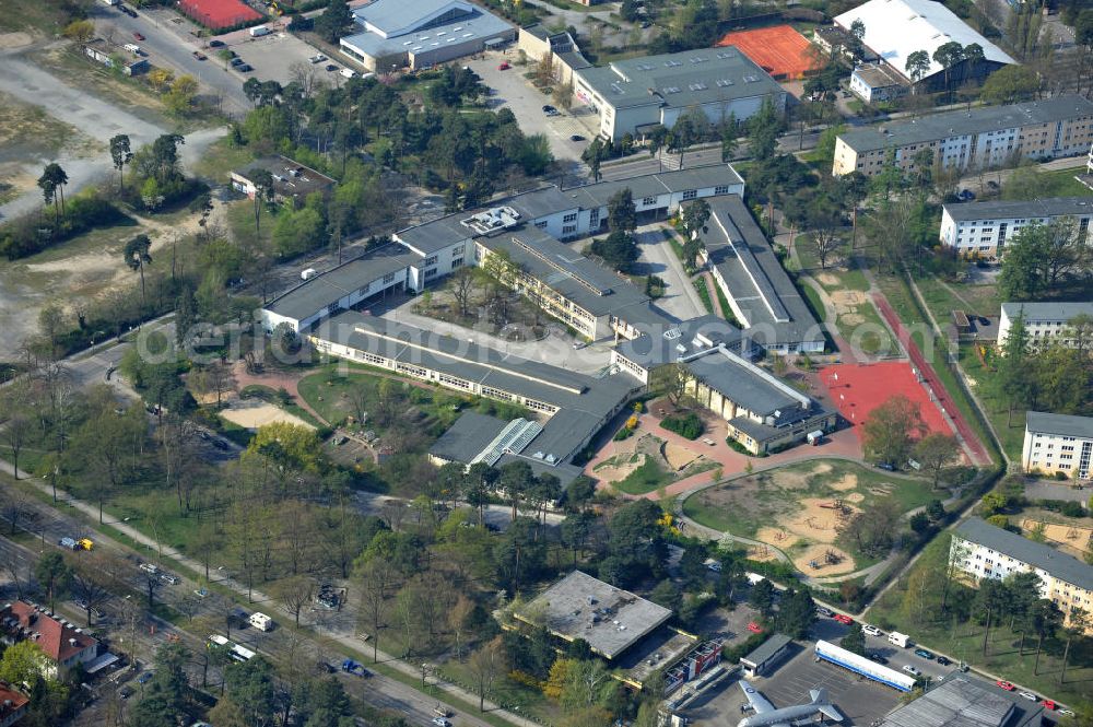 Berlin from above - Die Biesalski Schule Berlin Dahlem vereint eine Grundschule, Sekundarschule und eine Berufsschule in sich. Schwerpunkt der Förderschule ist es körperlich behinderten Menschen und Menschen mit Lernschwäche Kompetenzen zu vermitteln und ihnen einen Einstieg ins Berufsleben zu ermöglich. The Biesalski School in Dahlem is a combination of primary school, secondary school and vocational school. It is meant to help physically disabled people and people who have a learning disability to earn qualifications and help them to graduate from school.