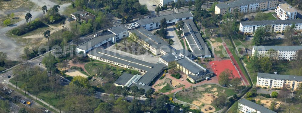 Berlin from the bird's eye view: Die Biesalski Schule Berlin Dahlem vereint eine Grundschule, Sekundarschule und eine Berufsschule in sich. Schwerpunkt der Förderschule ist es körperlich behinderten Menschen und Menschen mit Lernschwäche Kompetenzen zu vermitteln und ihnen einen Einstieg ins Berufsleben zu ermöglich. The Biesalski School in Dahlem is a combination of primary school, secondary school and vocational school. It is meant to help physically disabled people and people who have a learning disability to earn qualifications and help them to graduate from school.