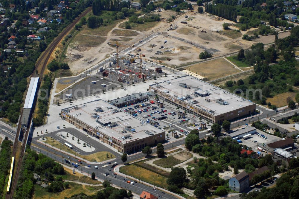 Berlin from the bird's eye view: Blick auf das Biesdorf Center in dem Stadtteil Biesdorf Berlin. Dieses Einkaufs - und Geschäftszentrum eröffnete im April 2003 und ermöglicht seit dem den Einwohnern Biesdorfs eine gute und zentrierte Versorgung. Seit Februar 2008 ist das Center auch der neue Standort des Bürgeramtes von Biesdorf. Anschrift: Biesdorf Center, Elsterwerdaer Platz 1, 12683 Berlin