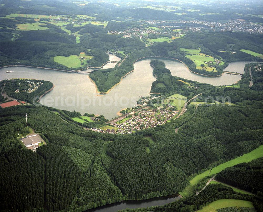 Aerial photograph Sondern - Blick auf den Ort Sondern am Biggesee im Kreis Olpe in Nordrhein-Westfalen. Der Biggesee, dessen Staudamm von 1956 bis 1965 entstand, dient der Regulierung von Bigge, Lenne und Ruhr sowie der Wasserversorgung unter an derem des Ruhrgebiets. Im Laufe der Jahre hat sich der Biggesee zu einem beliebten Touristenziel entwickelt. View to the place Sondern at the lake Biggesee in the administrative district Olpe of Northrhine-Westfalia. It is a storage lake in Northrhine-Westfalia and serves as???????????????????????????????????????????????????????????????????????????????????????????????????