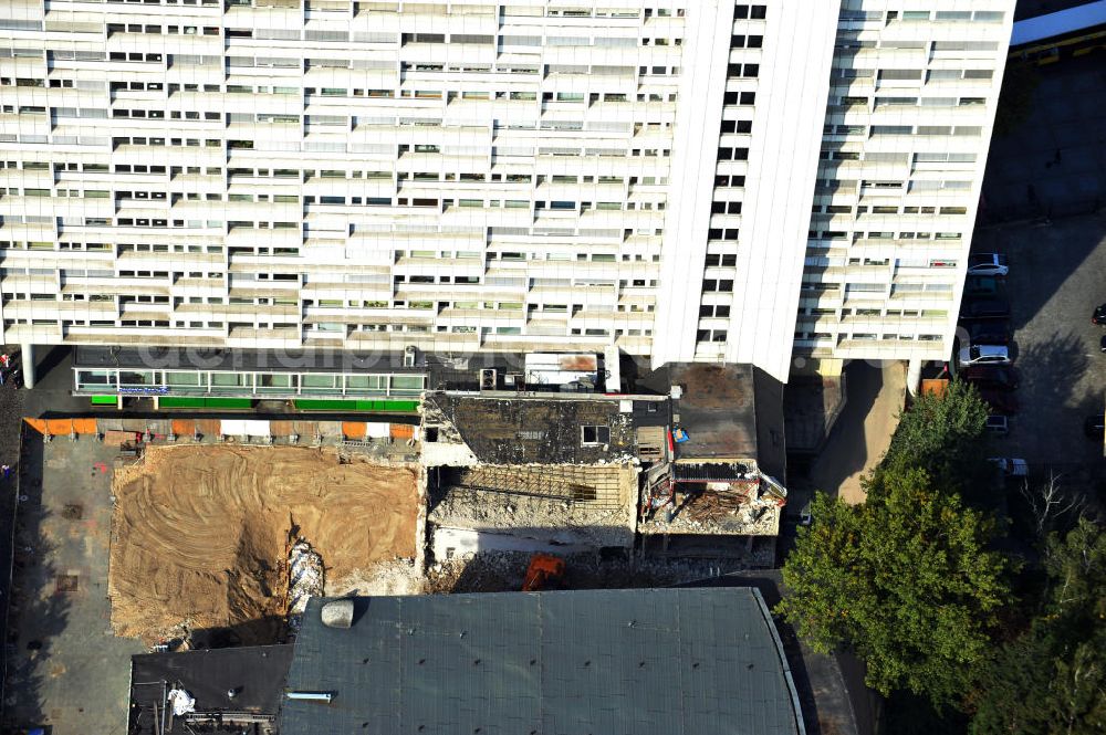 Berlin from above - Baustelle des ehemaligen Gebäudes der MedienKontor GmbH Film- und Fernsehproduktion. Hier entsteht eine neue Passage mit Geschäfts- und Büroflächen, Hotel- und Kinoeinrichtungen. Das Konzept des Neubaus beruht auf der Idee In der Stadt eine Oase zu schaffen. Bauausführende Firma ist Züblin, Spezial Tiefbau. Building lot of the ancient MedienKontor GmbH. It comes into being a new passage with offices and a hotel and a cinema. The concept of the building is based on the idea to build an oasis in the city. The builder of the new passage is Züblin, Spezial Tiefbau.