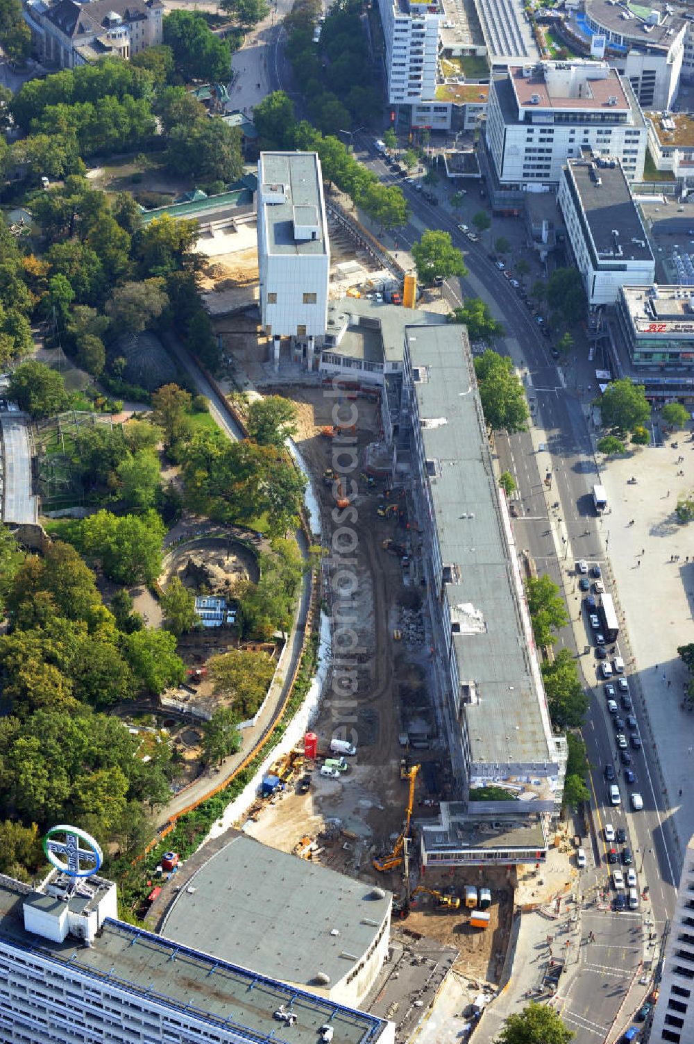 Aerial image Berlin - Baustelle des ehemaligen Gebäudes der MedienKontor GmbH Film- und Fernsehproduktion. Hier entsteht eine neue Passage mit Geschäfts- und Büroflächen, Hotel- und Kinoeinrichtungen. Das Konzept des Neubaus beruht auf der Idee In der Stadt eine Oase zu schaffen. Bauausführende Firma ist Züblin, Spezial Tiefbau. Building lot of the ancient MedienKontor GmbH. It comes into being a new passage with offices and a hotel and a cinema. The concept of the building is based on the idea to build an oasis in the city. The builder of the new passage is Züblin, Spezial Tiefbau.