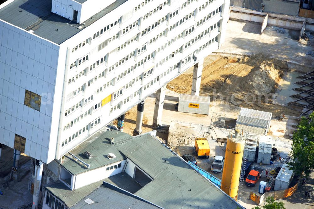 Aerial photograph Berlin - Baustelle des ehemaligen Gebäudes der MedienKontor GmbH Film- und Fernsehproduktion. Hier entsteht eine neue Passage mit Geschäfts- und Büroflächen, Hotel- und Kinoeinrichtungen. Das Konzept des Neubaus beruht auf der Idee In der Stadt eine Oase zu schaffen. Bauausführende Firma ist Züblin, Spezial Tiefbau. Building lot of the ancient MedienKontor GmbH. It comes into being a new passage with offices and a hotel and a cinema. The concept of the building is based on the idea to build an oasis in the city. The builder of the new passage is Züblin, Spezial Tiefbau.