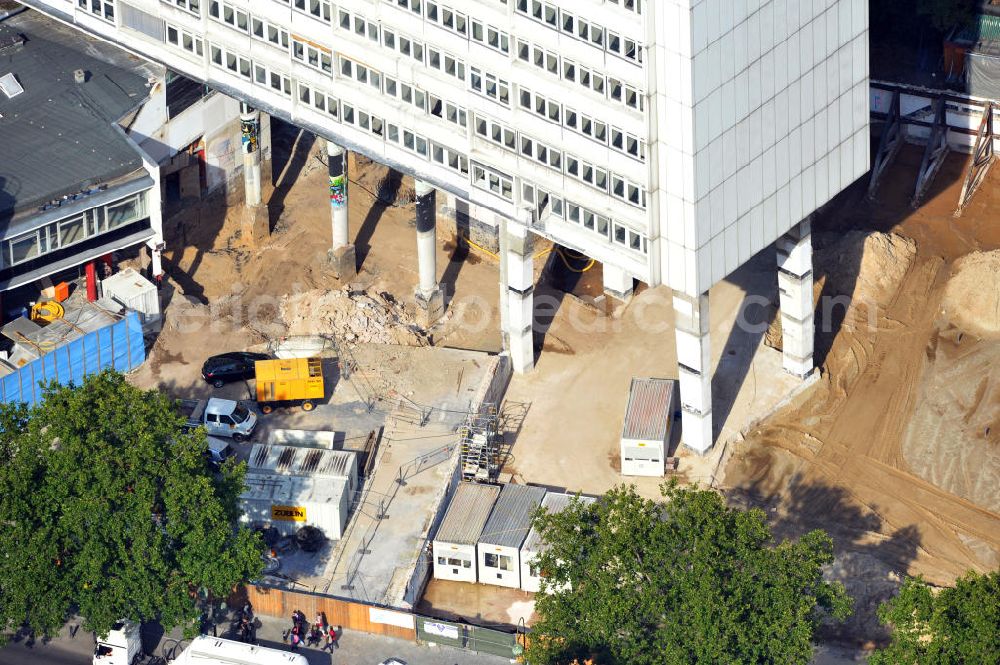 Berlin from above - Baustelle des ehemaligen Gebäudes der MedienKontor GmbH Film- und Fernsehproduktion. Hier entsteht eine neue Passage mit Geschäfts- und Büroflächen, Hotel- und Kinoeinrichtungen. Das Konzept des Neubaus beruht auf der Idee In der Stadt eine Oase zu schaffen. Bauausführende Firma ist Züblin, Spezial Tiefbau. Building lot of the ancient MedienKontor GmbH. It comes into being a new passage with offices and a hotel and a cinema. The concept of the building is based on the idea to build an oasis in the city. The builder of the new passage is Züblin, Spezial Tiefbau.