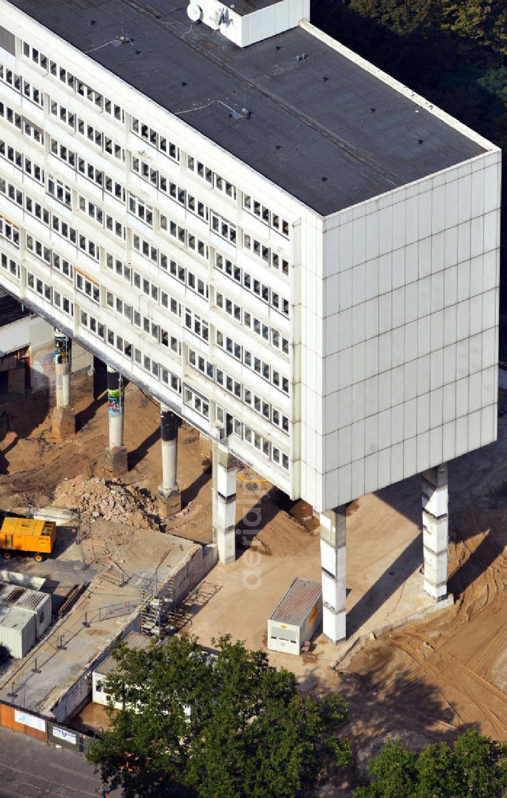 Berlin from the bird's eye view: Baustelle des ehemaligen Gebäudes der MedienKontor GmbH Film- und Fernsehproduktion. Hier entsteht eine neue Passage mit Geschäfts- und Büroflächen, Hotel- und Kinoeinrichtungen. Das Konzept des Neubaus beruht auf der Idee In der Stadt eine Oase zu schaffen. Bauausführende Firma ist Züblin, Spezial Tiefbau. Building lot of the ancient MedienKontor GmbH. It comes into being a new passage with offices and a hotel and a cinema. The concept of the building is based on the idea to build an oasis in the city. The builder of the new passage is Züblin, Spezial Tiefbau.