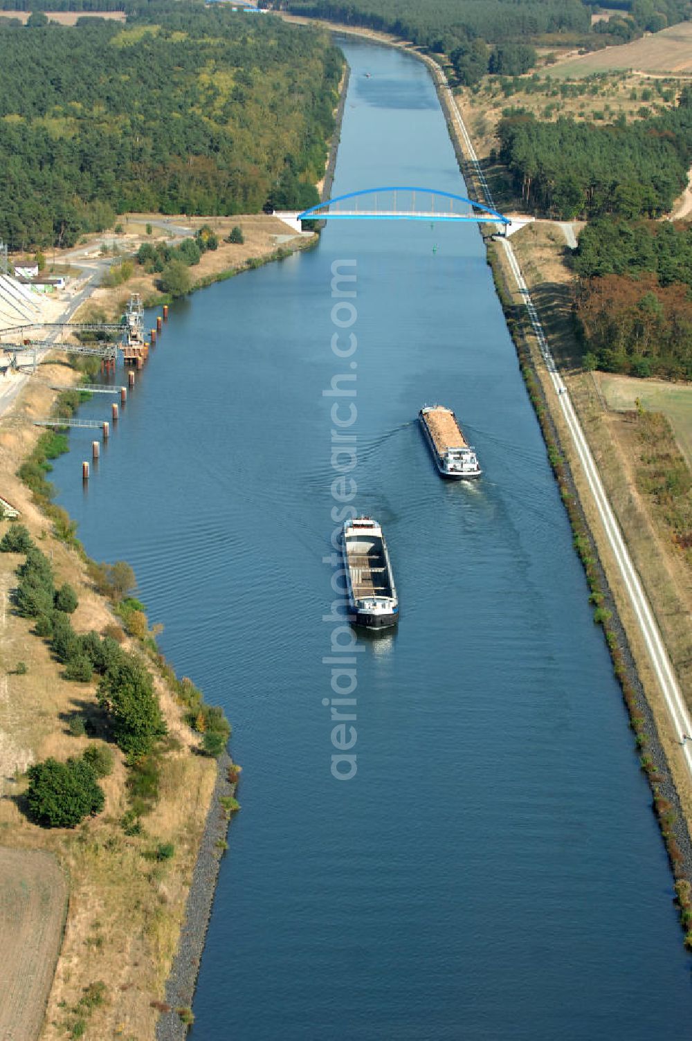 Niegripp from above - Binnen-Schiffsverkehr auf dem Elbe-Havel-Kanal bei Niegripp. Ein Projekt des WSV: Wasserstraßen-Neubauamt Magdeburg, 39106 Magdeburg, Tel. +49(0)391 535-0, email: wna-magdeburg@wsv.bund.de