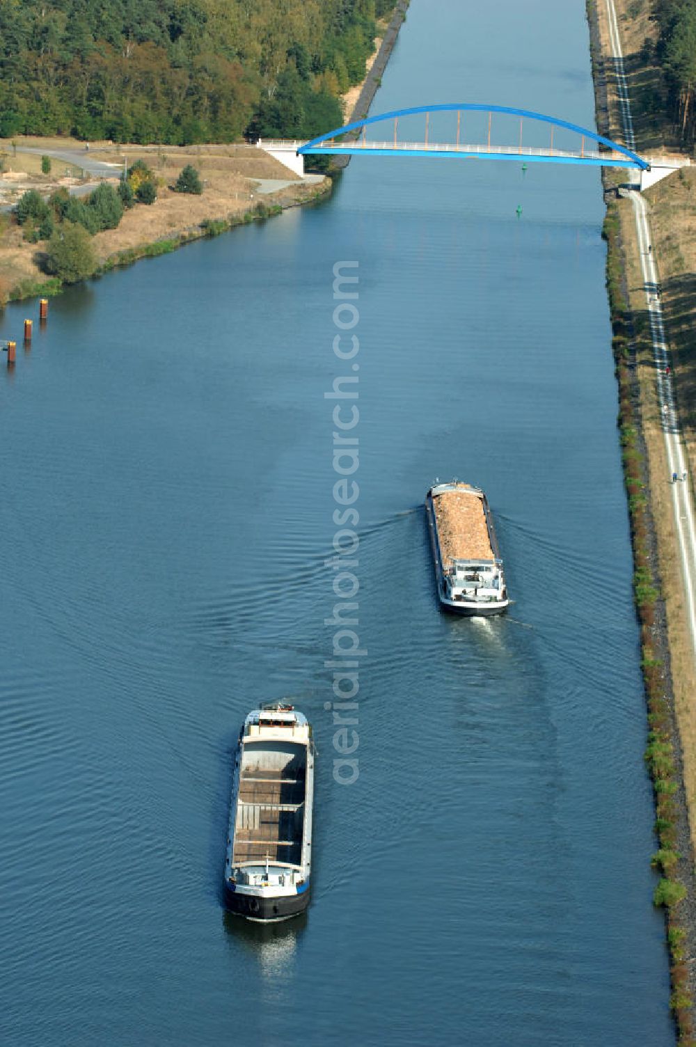 Niegripp from the bird's eye view: Binnen-Schiffsverkehr auf dem Elbe-Havel-Kanal bei Niegripp. Ein Projekt des WSV: Wasserstraßen-Neubauamt Magdeburg, 39106 Magdeburg, Tel. +49(0)391 535-0, email: wna-magdeburg@wsv.bund.de