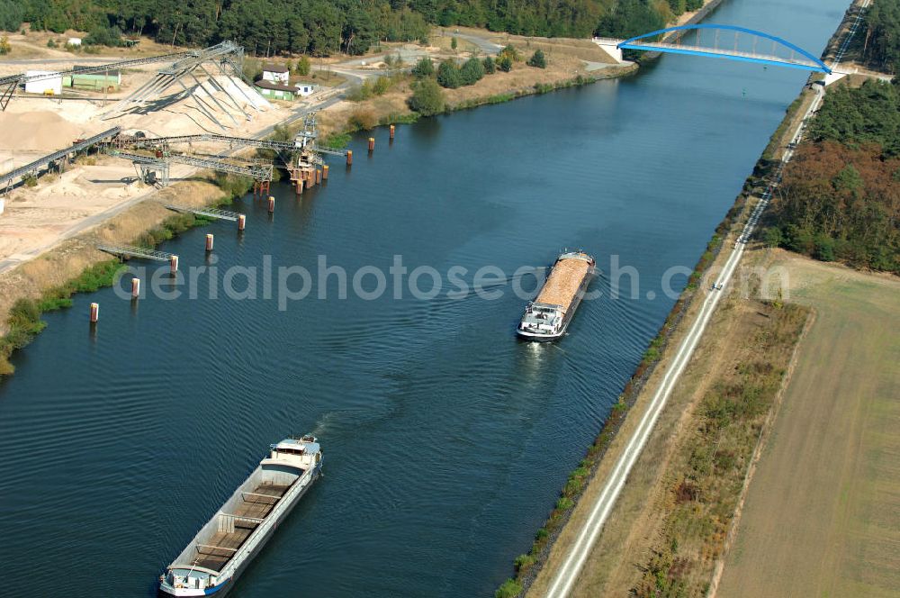 Niegripp from above - Binnen-Schiffsverkehr auf dem Elbe-Havel-Kanal bei Niegripp. Ein Projekt des WSV: Wasserstraßen-Neubauamt Magdeburg, 39106 Magdeburg, Tel. +49(0)391 535-0, email: wna-magdeburg@wsv.bund.de