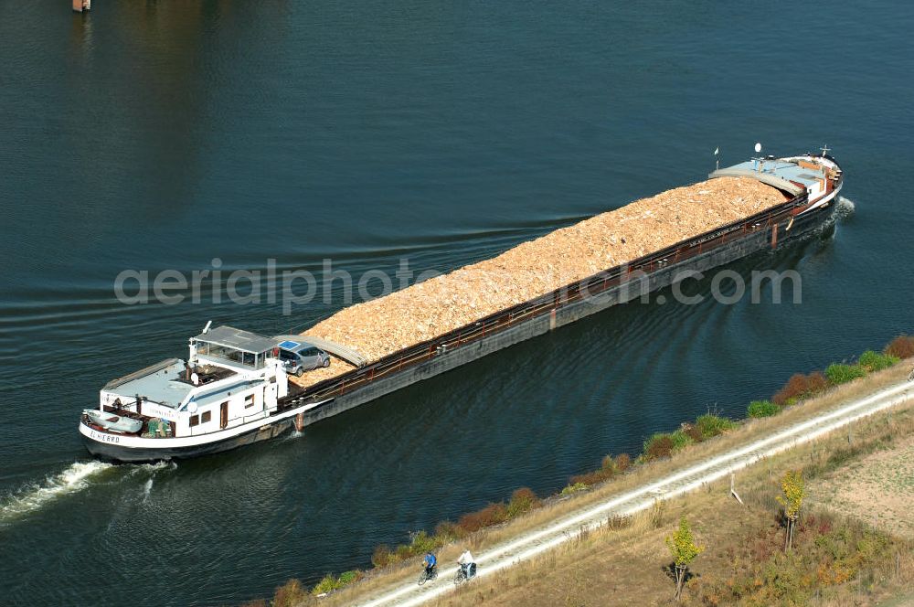 Niegripp from the bird's eye view: Binnen-Schiffsverkehr auf dem Elbe-Havel-Kanal bei Niegripp. Ein Projekt des WSV: Wasserstraßen-Neubauamt Magdeburg, 39106 Magdeburg, Tel. +49(0)391 535-0, email: wna-magdeburg@wsv.bund.de