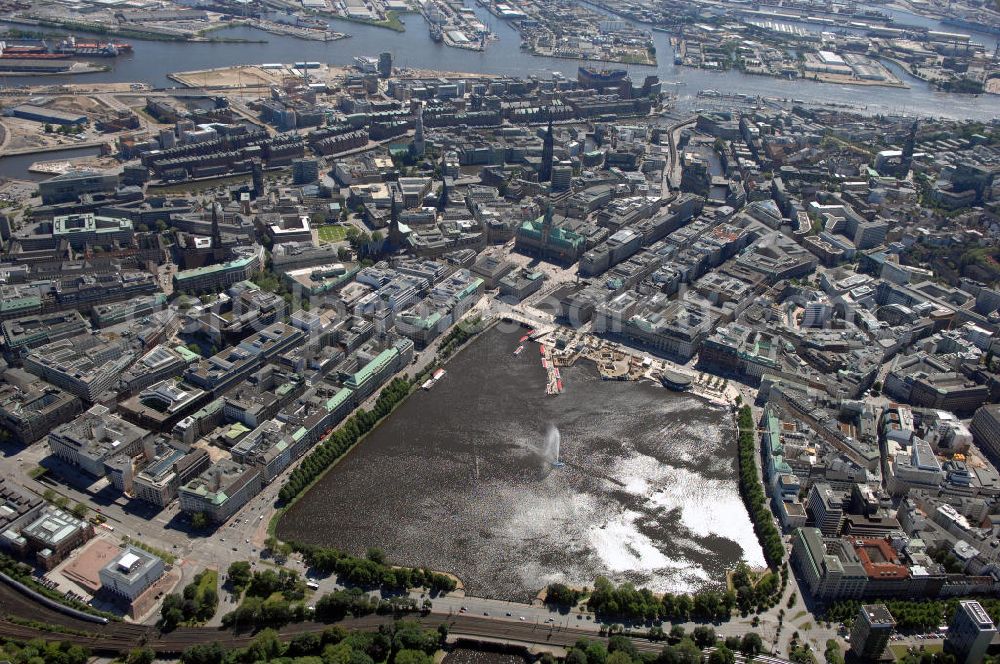 Aerial image HAMBURG - Blick auf die Binnenalster im Stadtteil Altstadt. Im Hintergrund der Hamburger Hafen, davor v.l.n.r. die St. Jacobi Kirche, die St. Petri Kirche, das Rathaus und dahinter die St. Nikolai Kirche.