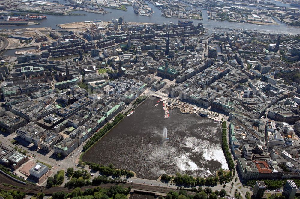 Aerial photograph HAMBURG - Blick auf die Binnenalster im Stadtteil Altstadt. Im Hintergrund der Hamburger Hafen, davor v.l.n.r. die St. Jacobi Kirche, die St. Petri Kirche, das Rathaus und dahinter die St. Nikolai Kirche.