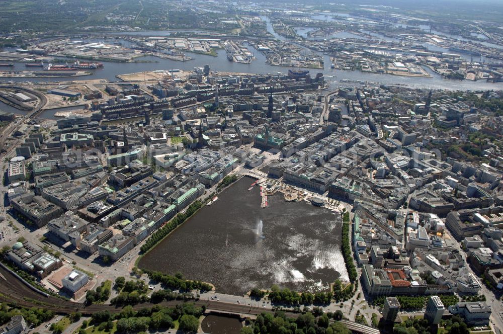 HAMBURG from above - Blick auf die Binnenalster im Stadtteil Altstadt. Im Hintergrund der Hamburger Hafen, davor v.l.n.r. die St. Jacobi Kirche, die St. Petri Kirche, das Rathaus und dahinter die St. Nikolai Kirche.