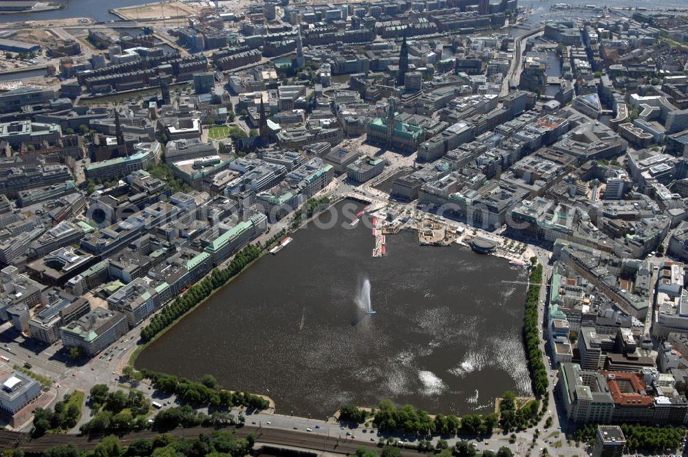 HAMBURG from the bird's eye view: Blick auf die Binnenalster im Stadtteil Altstadt. Im Hintergrund der Hamburger Hafen, davor v.l.n.r. die St. Jacobi Kirche, die St. Petri Kirche, das Rathaus und dahinter die St. Nikolai Kirche.