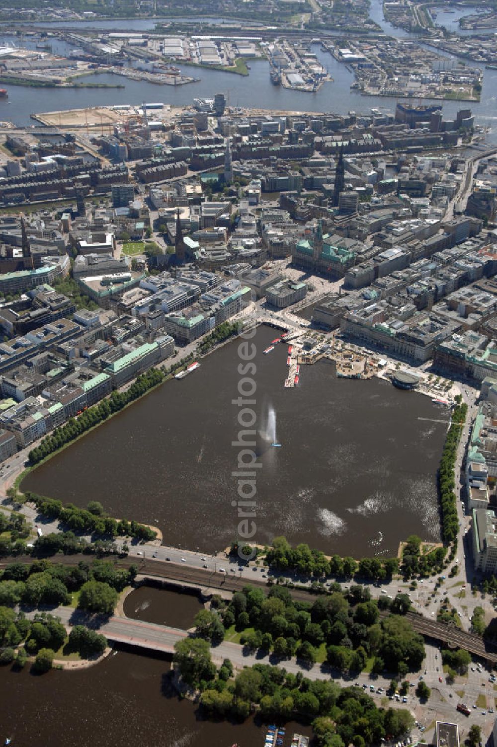 Aerial image HAMBURG - Blick auf die Binnenalster im Stadtteil Altstadt. Im Hintergrund der Hamburger Hafen, davor v.l.n.r. die St. Jacobi Kirche, die St. Petri Kirche, das Rathaus und dahinter die St. Nikolai Kirche.