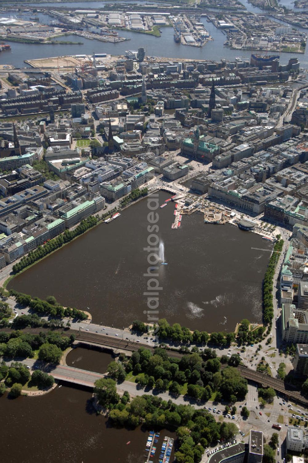 Aerial photograph HAMBURG - Blick auf die Binnenalster im Stadtteil Altstadt. Im Hintergrund der Hamburger Hafen, davor v.l.n.r. die St. Jacobi Kirche, die St. Petri Kirche, das Rathaus und dahinter die St. Nikolai Kirche.