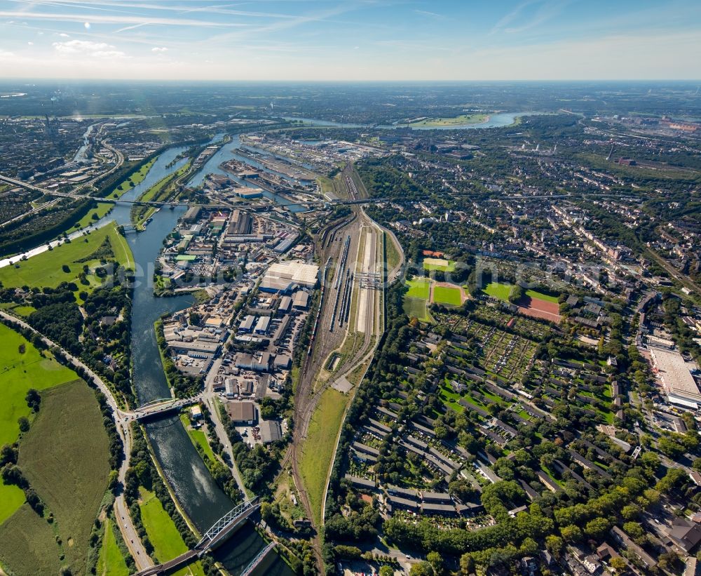 Aerial image Duisburg - Wharves and piers with ship loading terminals in the inner harbor duisport in Duisburg in the state of North Rhine-Westphalia