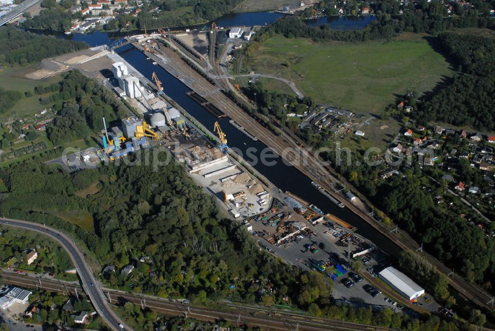 Königs Wusterhausen from above - Blick auf den Binnenhafen von Königs Wusterhausen und Wildau an der Dahme im Bundesland Brandenburg. Seine optimalen Verkehrsanbindungen des Binnenhafens, der sich in unmittelbarer Nähe zum Schönefelder Kreuz befindet, haben den Umschlagsplatz zu einen der bedeutsamsten seiner Region heranwachsen lassen. Das ansässige Logistikunternehmen LUTRA GmbH hat sich optimal an die vorherrschenden Bedürfnisse angepasst. Anschrift LUTRA GmbH: LUTRA GmbH, Hafenstraße 18, 15711 Königs Wusterhausen; Postanschrift: LUTRA GmbH, Postfach 1124, 15701 Königs Wusterhausen; Ansprechpartner: Geschäftsführer Reinhard Schuster, Tel. +49(0)3375 671 0, Fax +49(0)3375 671 125