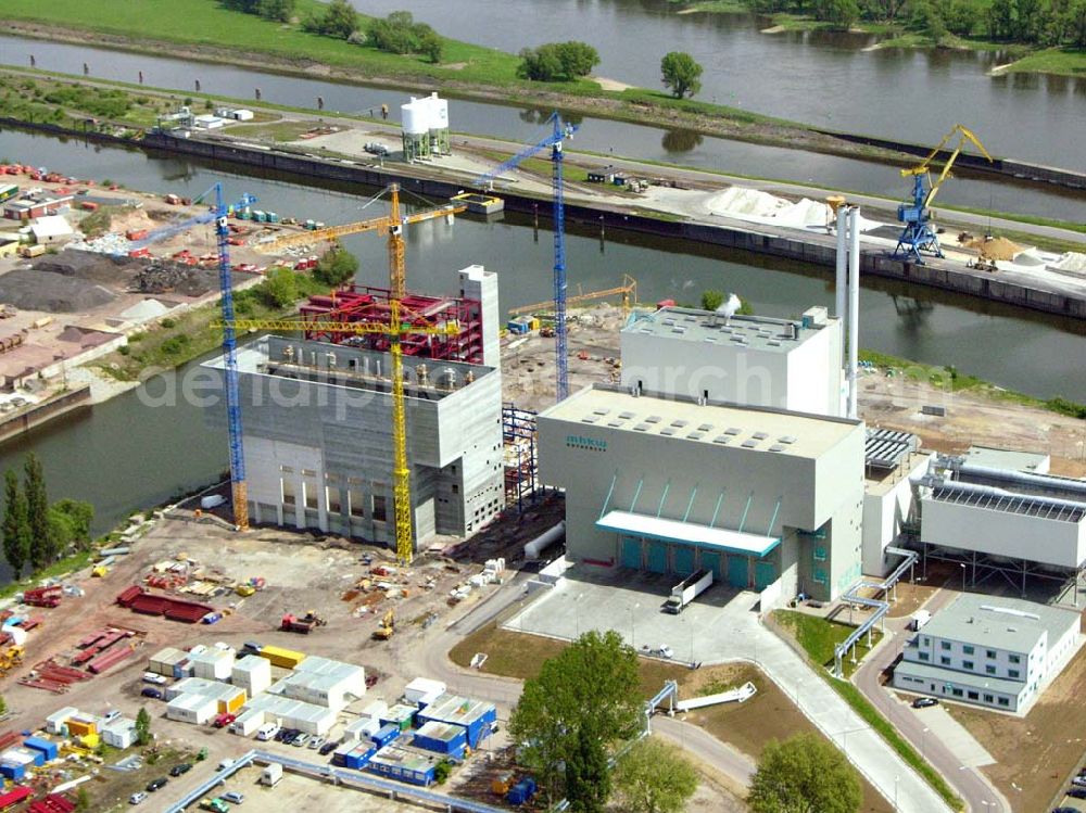 Aerial photograph Magdeburg - Blick auf die Baustelle des Müllheizkraftwerkes in Magdeburg-Rothensee auf dem Gelände des Binnenhafens Magdeburg. Hier sollen jährlich 630.000 Tonnen Abfallbehandlung mit ca. 300 neuen Arbeitsplätzen realisiert werden.Müllheizkraftwerk Rothensee GmbH,Kraftwerk-Privatweg 7,39126 Magdeburg , Telefon: 0391 / 587-2534 ,Telefax: 0391 / 587-1764 E-mail: info@mhkw-rothensee.de