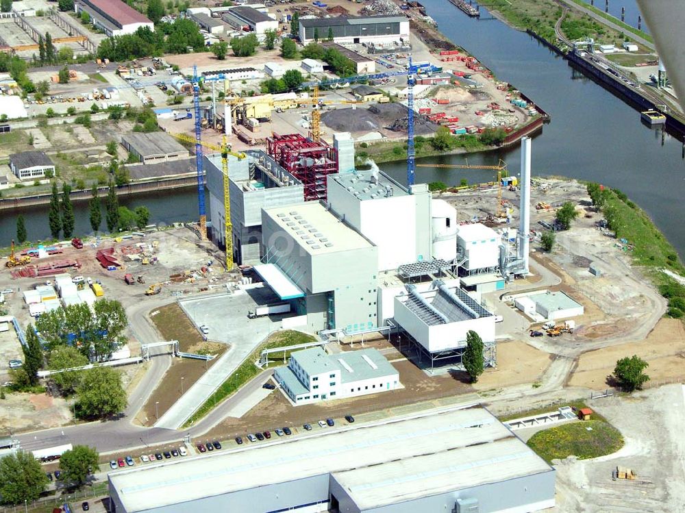 Magdeburg from above - Blick auf die Baustelle des Müllheizkraftwerkes in Magdeburg-Rothensee auf dem Gelände des Binnenhafens Magdeburg. Hier sollen jährlich 630.000 Tonnen Abfallbehandlung mit ca. 300 neuen Arbeitsplätzen realisiert werden.Müllheizkraftwerk Rothensee GmbH,Kraftwerk-Privatweg 7,39126 Magdeburg , Telefon: 0391 / 587-2534 ,Telefax: 0391 / 587-1764 E-mail: info@mhkw-rothensee.de