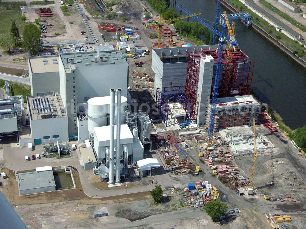 Magdeburg from the bird's eye view: Blick auf die Baustelle des Müllheizkraftwerkes in Magdeburg-Rothensee auf dem Gelände des Binnenhafens Magdeburg. Hier sollen jährlich 630.000 Tonnen Abfallbehandlung mit ca. 300 neuen Arbeitsplätzen realisiert werden.Müllheizkraftwerk Rothensee GmbH,Kraftwerk-Privatweg 7,39126 Magdeburg , Telefon: 0391 / 587-2534 ,Telefax: 0391 / 587-1764 E-mail: info@mhkw-rothensee.de